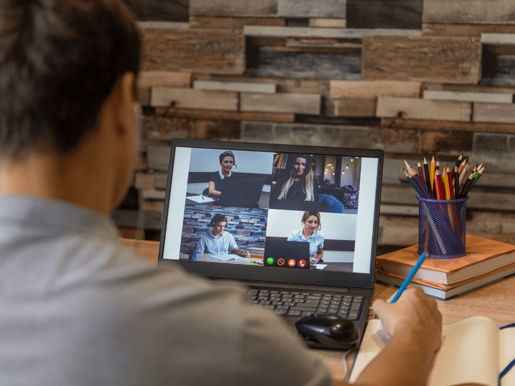 Programa de preparación universitaria en línea + traslado